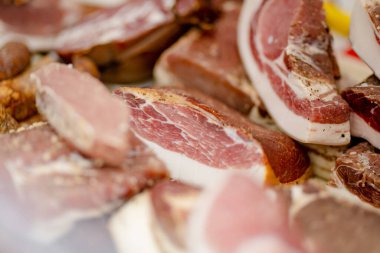 Litvanya 'nın Vilnius kentindeki bir çiftçi pazarında çeşitli ev yapımı et, kurutulmuş et ve sosis seçildi. Kaziukas, Litvanya 'nın başkentinde geleneksel bahar festivali.