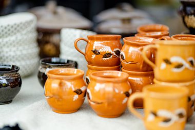 Seramik yemekler, sofra takımı ve sürahiler Vilnius 'taki Paskalya pazarında satılıyor. Litvanya başkentinin geleneksel el sanatları fuarı her Mart ayında Old Town sokaklarında düzenleniyor.