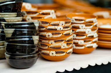 Seramik yemekler, sofra takımı ve sürahiler Vilnius 'taki Paskalya pazarında satılıyor. Litvanya başkentinin geleneksel el sanatları fuarı her Mart ayında Old Town sokaklarında düzenleniyor.