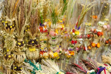 Vilnius 'taki Paskalya pazarında Kaziukas' ta satılan verbolar olarak bilinen geleneksel Litvanya Paskalya palmiyeleri. Litvanya başkentinin geleneksel el sanatları fuarı her Mart ayında Old Town sokaklarında düzenleniyor.