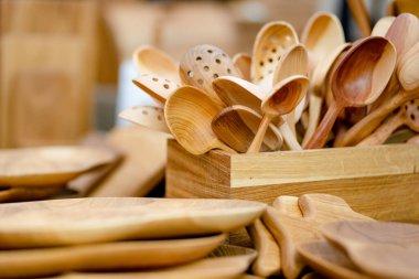 Ahşap mutfak eşyaları ve dekorasyonlar Vilnius 'taki Paskalya pazarında satılıyor. Litvanya başkentinin geleneksel el sanatları fuarı her Mart ayında Old Town sokaklarında düzenleniyor