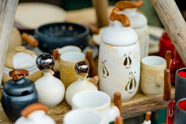 Seramik yemekler, sofra takımı ve sürahiler Vilnius 'taki Paskalya pazarında satılıyor. Litvanya başkentinin geleneksel el sanatları fuarı her Mart ayında Old Town sokaklarında düzenleniyor.