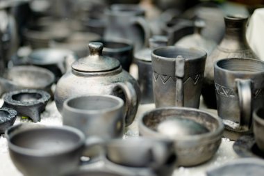 Seramik yemekler, sofra takımı ve sürahiler Vilnius 'taki Paskalya pazarında satılıyor. Litvanya başkentinin geleneksel el sanatları fuarı her Mart ayında Old Town sokaklarında düzenleniyor.