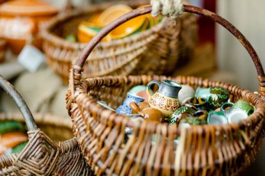 Seramik yemekler, sofra takımı ve sürahiler Vilnius 'taki Paskalya pazarında satılıyor. Litvanya başkentinin geleneksel el sanatları fuarı her Mart ayında Old Town sokaklarında düzenleniyor.