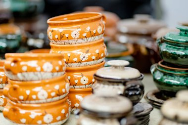Seramik yemekler, sofra takımı ve sürahiler Vilnius 'taki Paskalya pazarında satılıyor. Litvanya başkentinin geleneksel el sanatları fuarı her Mart ayında Old Town sokaklarında düzenleniyor.
