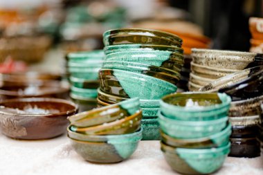 Seramik yemekler, sofra takımı ve sürahiler Vilnius 'taki Paskalya pazarında satılıyor. Litvanya başkentinin geleneksel el sanatları fuarı her Mart ayında Old Town sokaklarında düzenleniyor.