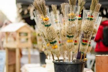 Vilnius 'taki Paskalya pazarında Kaziukas' ta satılan verbolar olarak bilinen geleneksel Litvanya Paskalya palmiyeleri. Litvanya başkentinin geleneksel el sanatları fuarı her Mart ayında Old Town sokaklarında düzenleniyor.