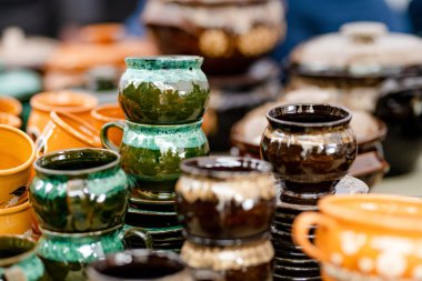 Seramik yemekler, sofra takımı ve sürahiler Vilnius 'taki Paskalya pazarında satılıyor. Litvanya başkentinin geleneksel el sanatları fuarı her Mart ayında Old Town sokaklarında düzenleniyor.