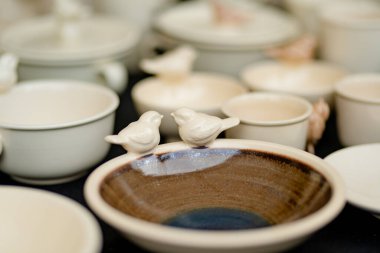 Seramik yemekler, sofra takımı ve sürahiler Vilnius 'taki Paskalya pazarında satılıyor. Litvanya başkentinin geleneksel el sanatları fuarı her Mart ayında Old Town sokaklarında düzenleniyor.