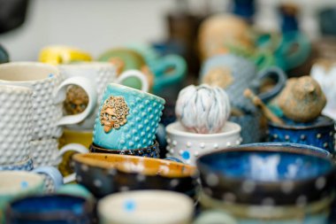 Seramik yemekler, sofra takımı ve sürahiler Vilnius 'taki Paskalya pazarında satılıyor. Litvanya başkentinin geleneksel el sanatları fuarı her Mart ayında Old Town sokaklarında düzenleniyor.