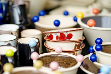 Seramik yemekler, sofra takımı ve sürahiler Vilnius 'taki Paskalya pazarında satılıyor. Litvanya başkentinin geleneksel el sanatları fuarı her Mart ayında Old Town sokaklarında düzenleniyor.