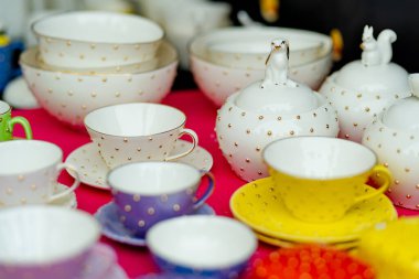 Seramik yemekler, sofra takımı ve sürahiler Vilnius 'taki Paskalya pazarında satılıyor. Litvanya başkentinin geleneksel el sanatları fuarı her Mart ayında Old Town sokaklarında düzenleniyor.