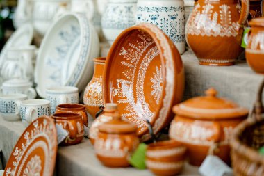 Seramik yemekler, sofra takımı ve sürahiler Vilnius 'taki Paskalya pazarında satılıyor. Litvanya başkentinin geleneksel el sanatları fuarı her Mart ayında Old Town sokaklarında düzenleniyor.