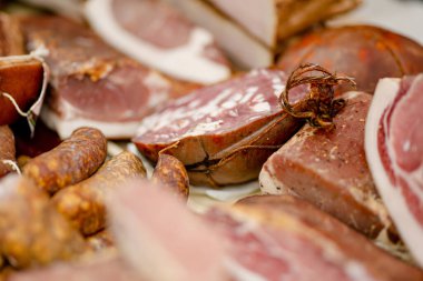 Litvanya 'nın Vilnius kentindeki bir çiftçi pazarında çeşitli ev yapımı et, kurutulmuş et ve sosis seçildi. Kaziukas, Litvanya 'nın başkentinde geleneksel bahar festivali.