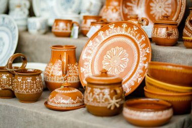Seramik yemekler, sofra takımı ve sürahiler Vilnius 'taki Paskalya pazarında satılıyor. Litvanya başkentinin geleneksel el sanatları fuarı her Mart ayında Old Town sokaklarında düzenleniyor.