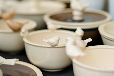 Seramik yemekler, sofra takımı ve sürahiler Vilnius 'taki Paskalya pazarında satılıyor. Litvanya başkentinin geleneksel el sanatları fuarı her Mart ayında Old Town sokaklarında düzenleniyor.