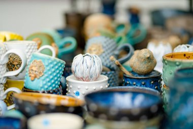 Seramik yemekler, sofra takımı ve sürahiler Vilnius 'taki Paskalya pazarında satılıyor. Litvanya başkentinin geleneksel el sanatları fuarı her Mart ayında Old Town sokaklarında düzenleniyor.