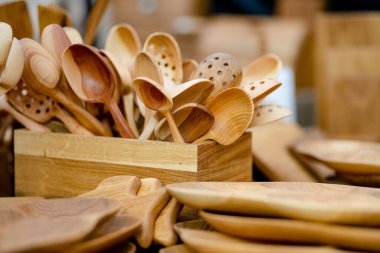 Ahşap mutfak eşyaları ve dekorasyonlar Vilnius 'taki Paskalya pazarında satılıyor. Litvanya başkentinin geleneksel el sanatları fuarı her Mart ayında Old Town sokaklarında düzenleniyor