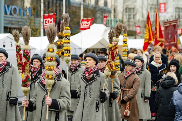 VILNIUS, LITHUANIA - 4 Mart 2023: Kaziuko muge veya Kaziukas, geleneksel Paskalya pazarı sırasında mizahi geçit törenine katılan neşeli insanlar, her Mart ayında Old Town sokaklarında el sanatları fuarı düzenleniyor.