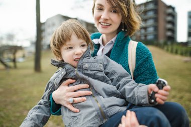 Şirin ablasının küçük kardeşiyle kucaklaşması. Sevimli genç kız küçük kardeşine sarılıyor. Doğayı keşfeden çocuklar. Kardeşler iyi anlaşıyor..