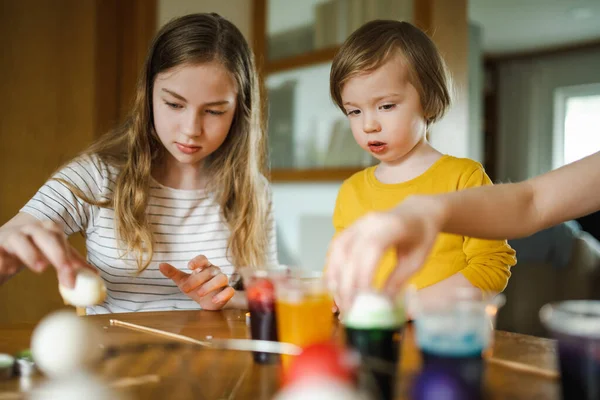 姉と弟は家でイースターエッグを染めている イースターハントのためのカラフルな卵を描く子供たち 子供たちはイースターのお祝いの準備をしています ファミリーの伝統 — ストック写真