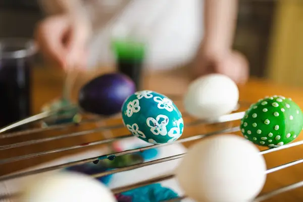 Usando Cera Vela Para Teñir Los Huevos Pascua Casa Pintura —  Fotos de Stock