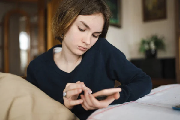 Jolie Adolescente Utilisant Téléphone Intelligent Belle Jeune Fille Maison Addiction Image En Vente