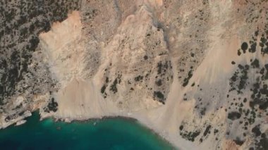 Gün batımı nda Kefalonia pitoresk pürüzlü kıyı şeridi manzara havadan görünümü. Cephalonia, İyon adaları, Yunanistan.