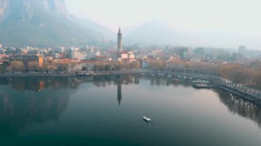 Lecco kasabası ve tatil köyünün güzel sabah manzarası. Lecco kasabasının ünlü Como Gölü ve Bergamo Alpleri arasında bulunan Picturesque rıhtımı. İtalya 'da tatil beldesi.