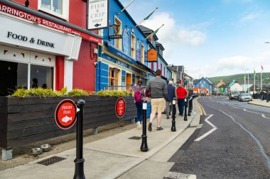 DİNGLE, IRELAND - 18 Mayıs 2023: Dingle, güneybatı İrlanda 'nın renkli sokaklarıyla bilinen Dingle Yarımadası' ndaki küçük, sevimli liman kasabası Kerry, İrlanda 'nın tüm gereksinimlerini sunuyor..