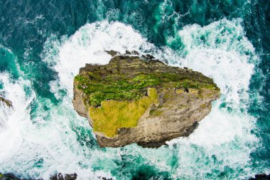 Uçan Kilkee uçurumlarının muhteşem manzarası, Loop Head Yarımadası, uzak ve vahşi kıyı şeridi, Wild Atlantic Way Discovery Point, County Clare, İrlanda.