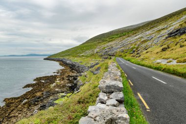 İrlanda 'nın Clare ilçesinin Burren bölgesinde muhteşem sisli bir manzara. Burren Ulusal Parkı 'nda karst kireç taşına maruz kalmış. Sert İrlanda doğası.