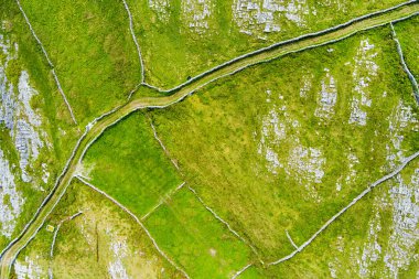 Inishmore veya Inis Mor, Galway Bay, İrlanda Aran Adaları en büyük havadan görünümü. Güçlü İrlanda kültürü, İrlanda diline sadakati ve antik kentlerin zenginliği ile ünlüdür..