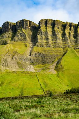 Benbulbin 'in havadan görünüşü, diğer adıyla Benbulben veya Ben Bulben, simgesel simge, büyük düz uçlu nunatak kaya oluşumu. Wild Atlantic Way, County Sligo, İrlanda 'daki muhteşem kostüm sürüş rotası.