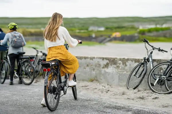 Inishmore Ireland May 2023 Tourist Girl Riding Electric Bike Inishmore — Stock Photo, Image