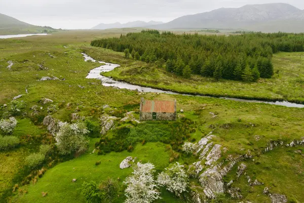 爱尔兰Connemara地区老旧生锈的锡制屋顶小屋的美丽的雾蒙蒙的空中景观 爱尔兰高威县 风景秀丽的爱尔兰乡村风景和地平线上的山脉 — 图库照片