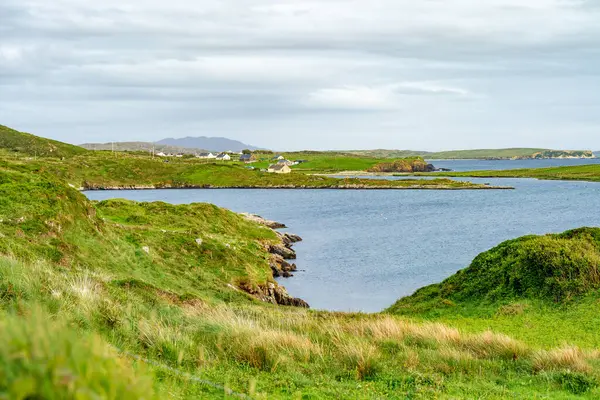 Ünlü Gökyüzü Yolu 'ndan muhteşem manzara, Clifden' den başlayan 15 km 'lik döngü sürüşü sayısız parlak izleme noktası ile başlıyor, Vahşi Atlantik Yolu, Connemara, İrlanda.