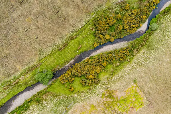 Widok Lotu Ptaka Rzekę Joyce Regionie Connemara Irlandii Krajobraz Krajobrazowy — Zdjęcie stockowe