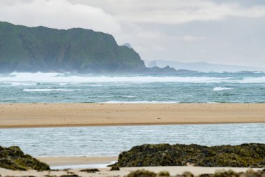 Five Finger Strand, Inishowen 'daki en ünlü plajlardan biri. El değmemiş kumları ve Avrupa' nın en yüksek kum tepeleri olan kayalık kıyı şeridi ile tanınıyor..