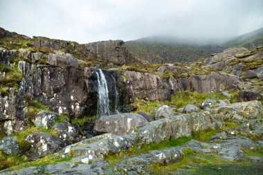 Conor Pass küçük şelale, en yüksek İrlanda dağ geçer bir asfalt yol tarafından hizmet, Dingle Yarımadası' nın güney-batı ucunda bulunan, County Kerry, İrlanda