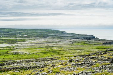 Inishmore ya da Inis Mor, İrlanda 'nın Galway Körfezi' ndeki Aran Adaları 'nın en büyüğü. Güçlü İrlanda kültürüyle, İrlanda diline bağlılığıyla ve antik sitelerin zenginliğiyle ünlüdür..