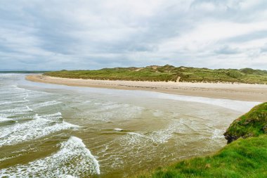 Muhteşem Tullan Strand, Donegal'ın ünlü sörf plajlarından biri, Sligo-Leitrim Dağları tarafından sağlanan doğal bir arka damla ile çerçeveli. County Donegal, İrlanda geniş düz kumlu plaj.