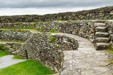 Aileach 'lı Grianan, Antik Kuru Taştan kale, İrlanda, Inishowen' deki Greenan Dağı 'nın tepesinde bulunan tarih öncesi bira yapıları kompleksinin bir parçası..