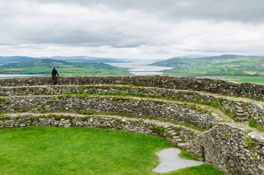Aileach 'lı Grianan, Antik Kuru Taştan kale, İrlanda, Inishowen' deki Greenan Dağı 'nın tepesinde bulunan tarih öncesi bira yapıları kompleksinin bir parçası..
