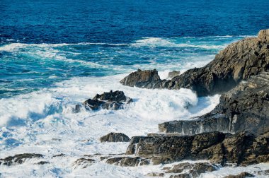 Malin Head 'deki sert ve kayalık sahil, İrlanda' nın en kuzeyindeki nokta, Vahşi Atlantik Yolu, muhteşem kıyı yolu. Doğanın harikaları. Sayısız Keşif Noktaları. Ortak Donegal