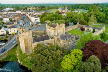 İrlanda 'nın en önde gelen ve en iyi korunmuş ortaçağ şatolarından biri olan Cahir Şatosu Suir, Tipperary, İrlanda' da bulunan kayalık bir adada yer almaktadır..