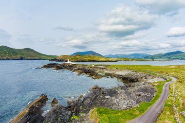 Cromwell Point Valentia Adası Deniz Feneri güzel havadan görünümü. Vahşi Atlantik Yolu'nda görülmeye değer yerler. Güneşli yaz gününde Manzara İrlanda countyside, County Kerry, İrlanda.