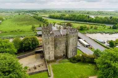 Bunratty Castle, County Clare 'de 15. yüzyıldan kalma büyük bir kule. Bunratty köyünün merkezinde, Limerick ve Ennis, İrlanda arasında..