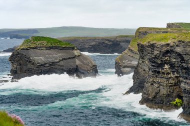 Muhteşem Kilkee Uçurumları, Loop Head Yarımadası 'nda, çarpıcı kıyı şeridinin uzak ve vahşi uzantısı, Vahşi Atlantik Yolu Keşif Noktası, County Clare, İrlanda.