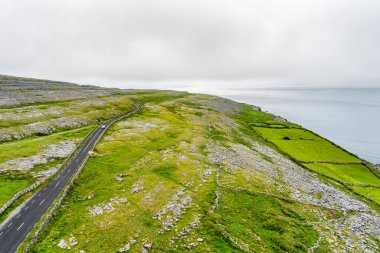 İrlanda 'nın Clare ilçesinin Burren bölgesinde muhteşem sisli hava manzarası. Burren Ulusal Parkı 'nda karst kireç taşına maruz kalmış. Sert İrlanda doğası.